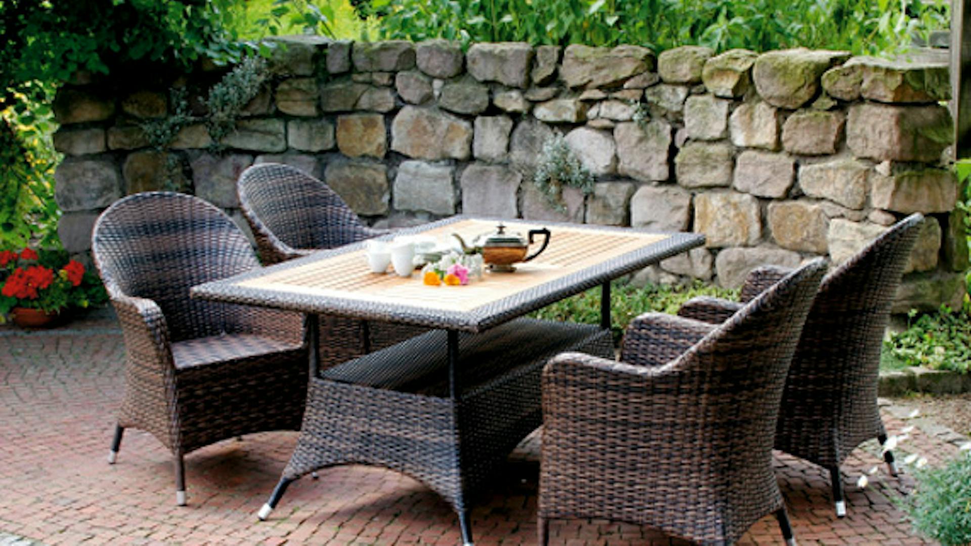 Fonott kerti bútor egy kertben