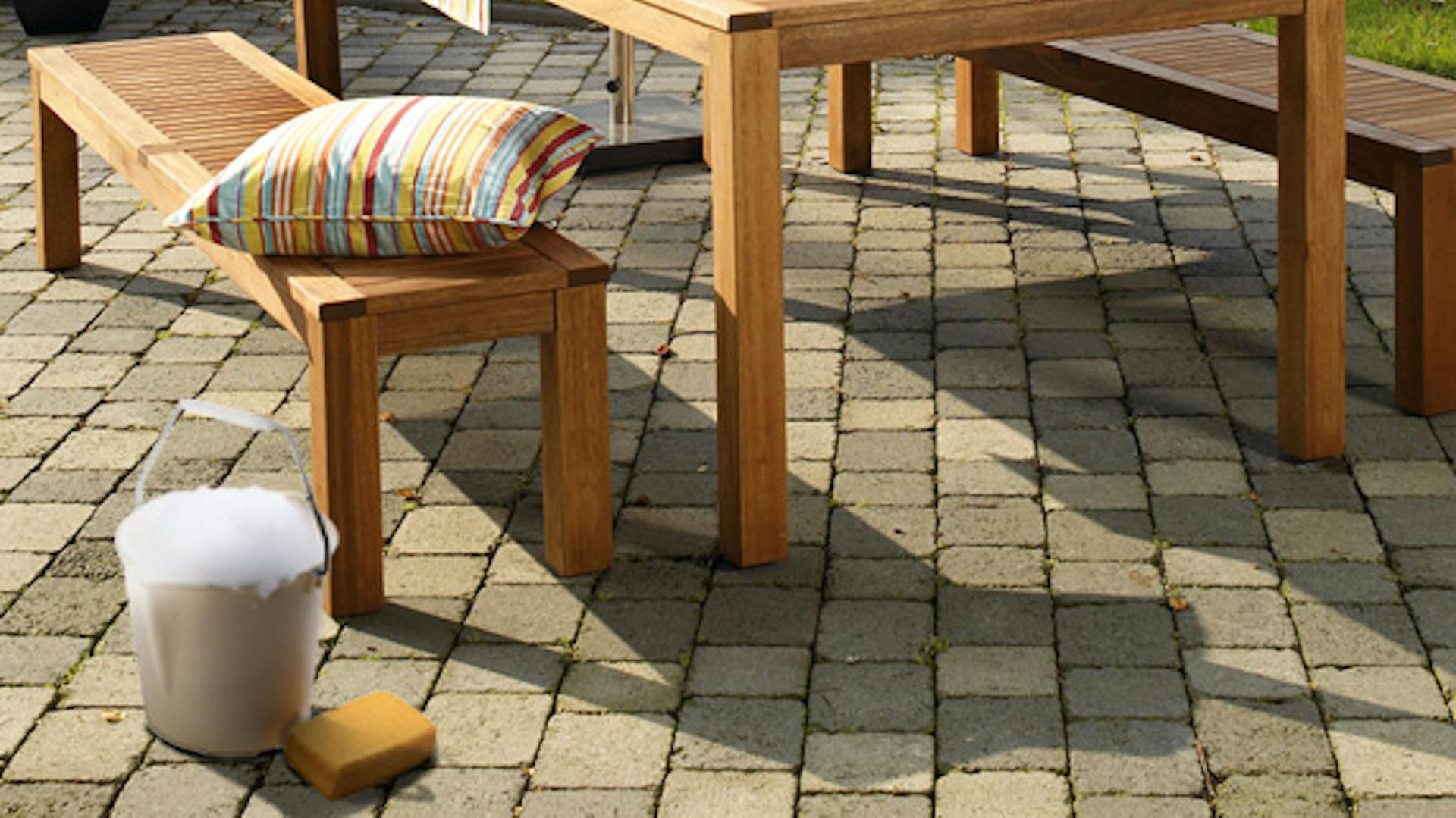 Fa kerti bútor és mellette a tisztító szerek