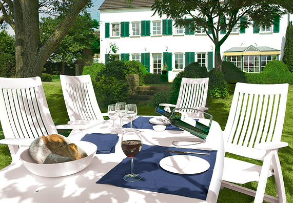 Műanyag kerti bútorok egy kertben