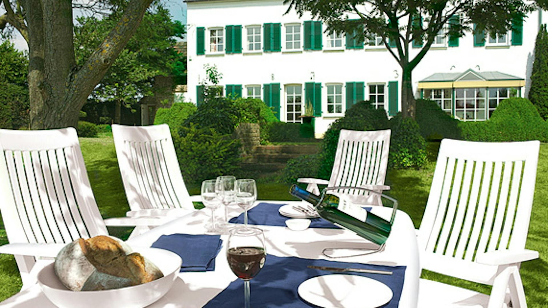 Műanyag kerti bútorok egy kertben