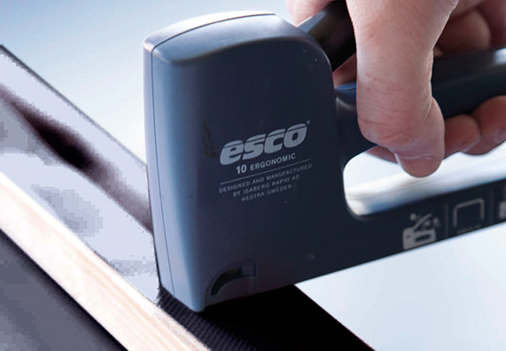 Fólia felerősítése a keretre tűzőgéppel