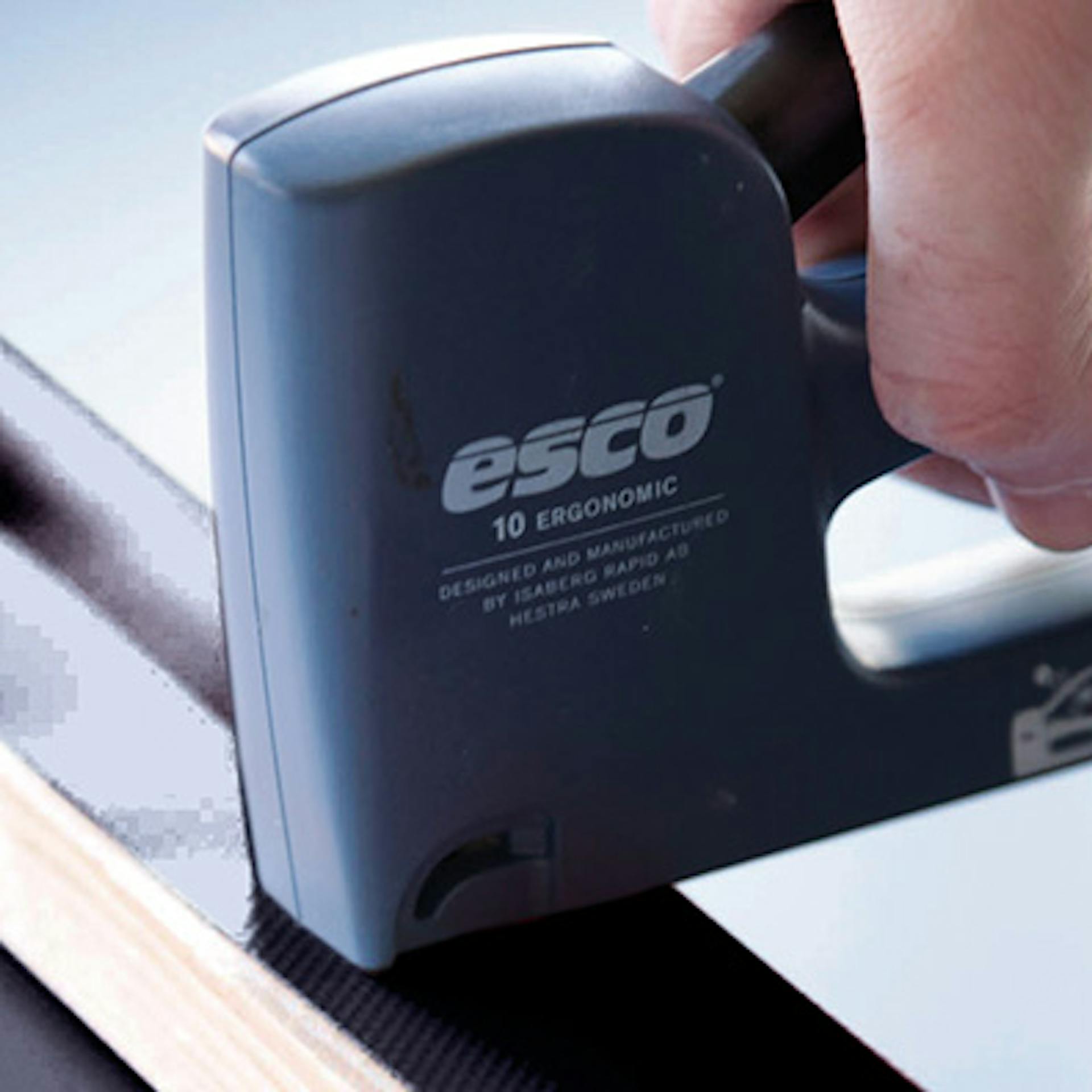 Fólia felerősítése a keretre tűzőgéppel