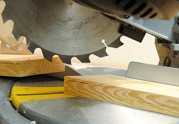 Fa kivágása sarkaló fűrésszel