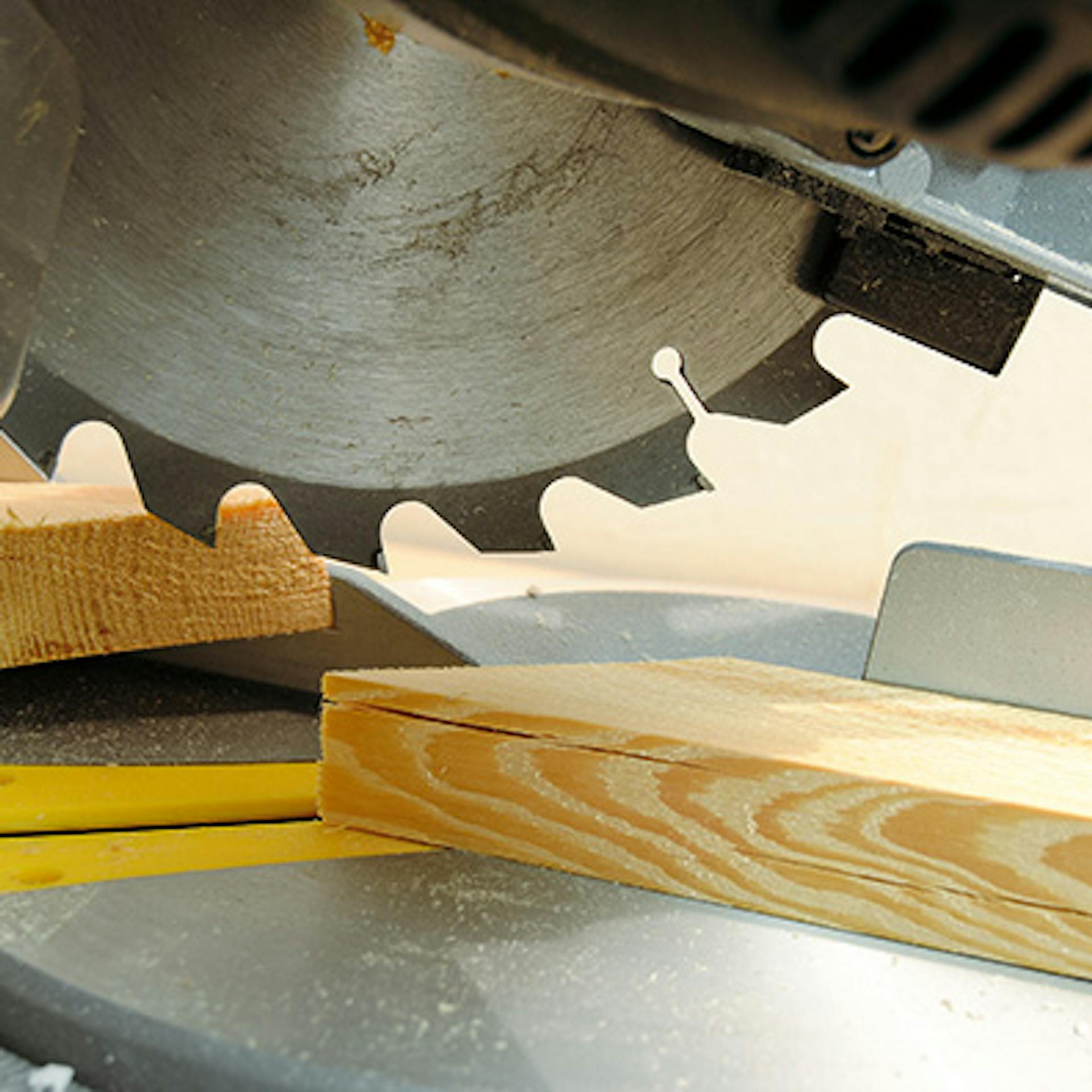 Fa kivágása sarkaló fűrésszel