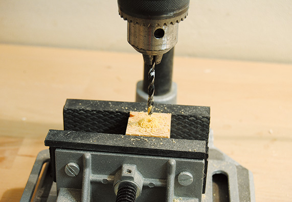 Faelemek összecsavarozása