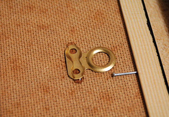 Képakasztó rögzítése a kerethez