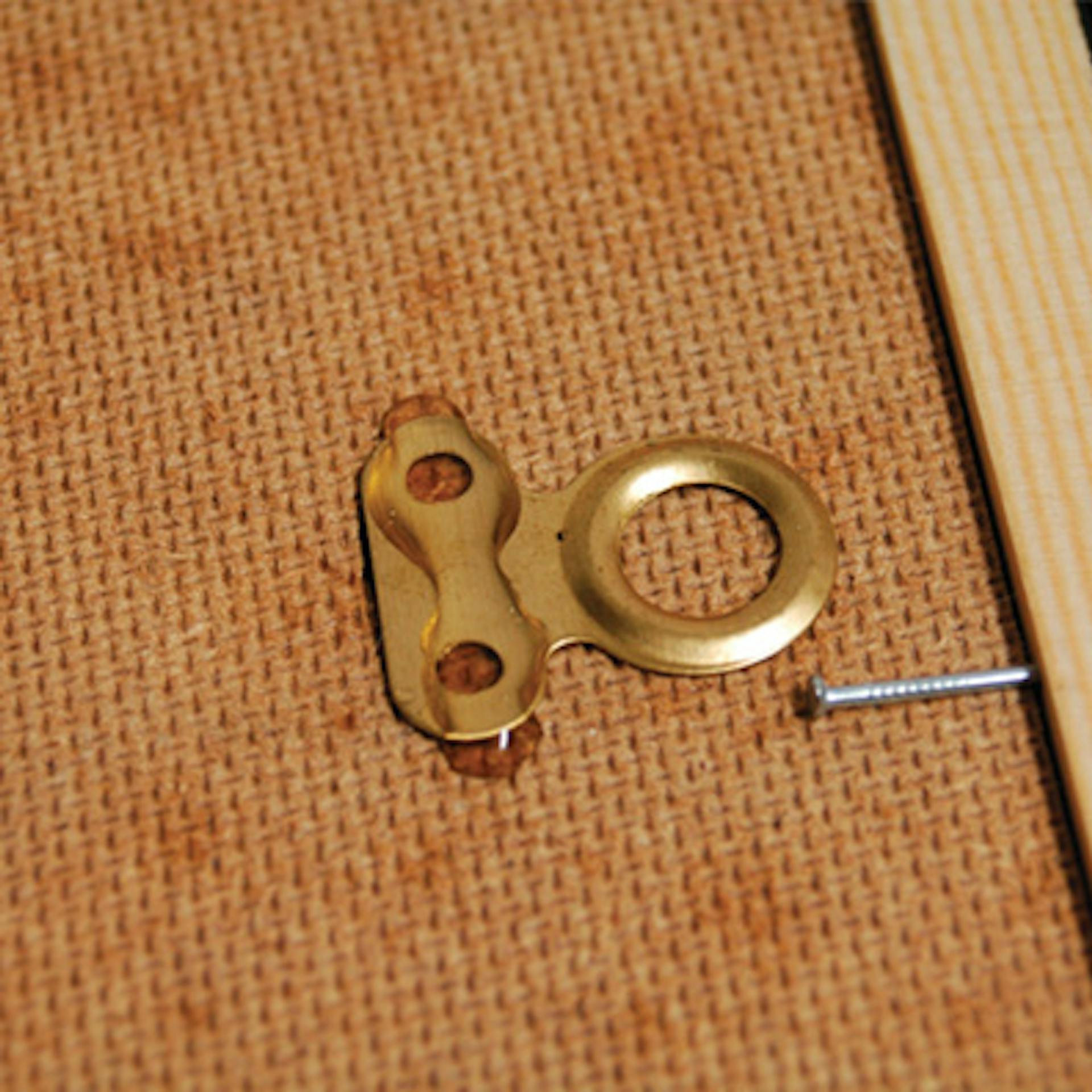 Képakasztó rögzítése a kerethez