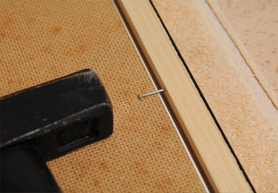 A képkeret hátulját kis szögekkel lezárjuk