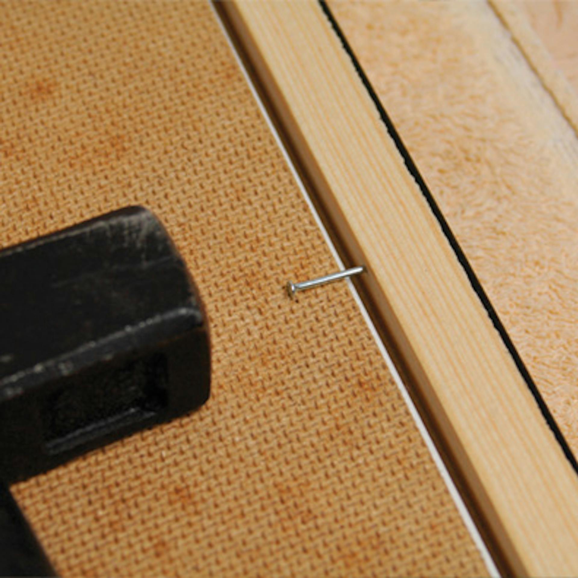 A képkeret hátulját kis szögekkel lezárjuk