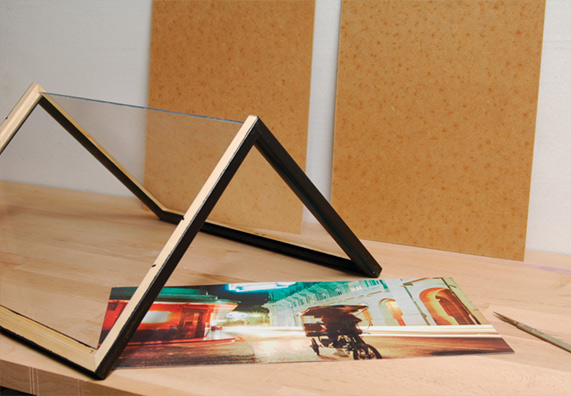 Összeragasztott képkeret lakkozása