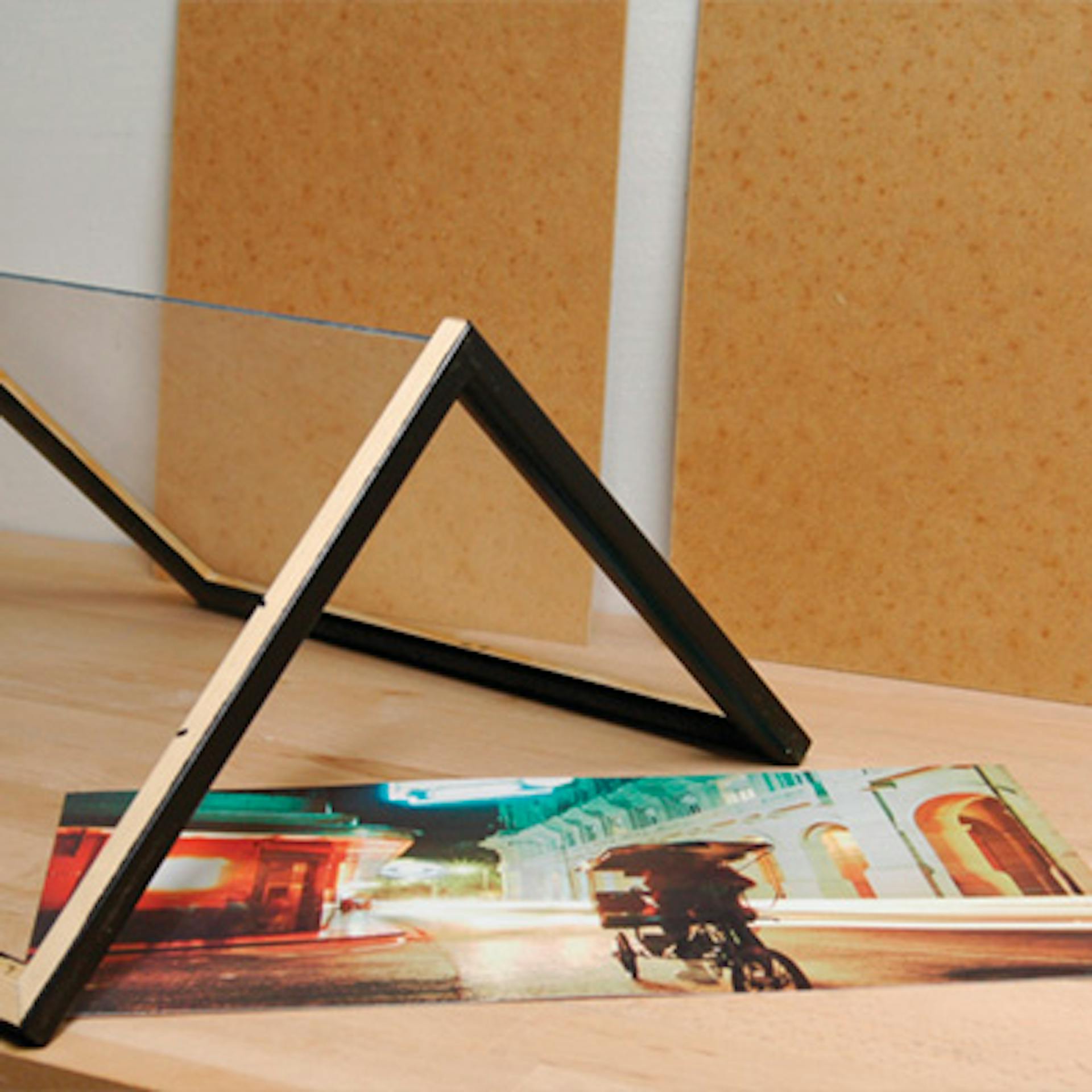 Összeragasztott képkeret lakkozása