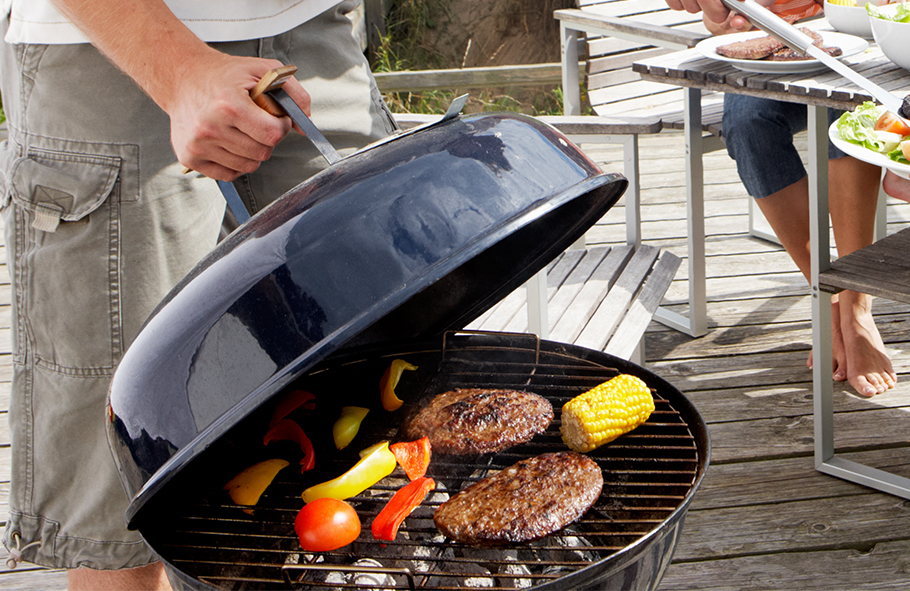 carne e verdure sulla griglia