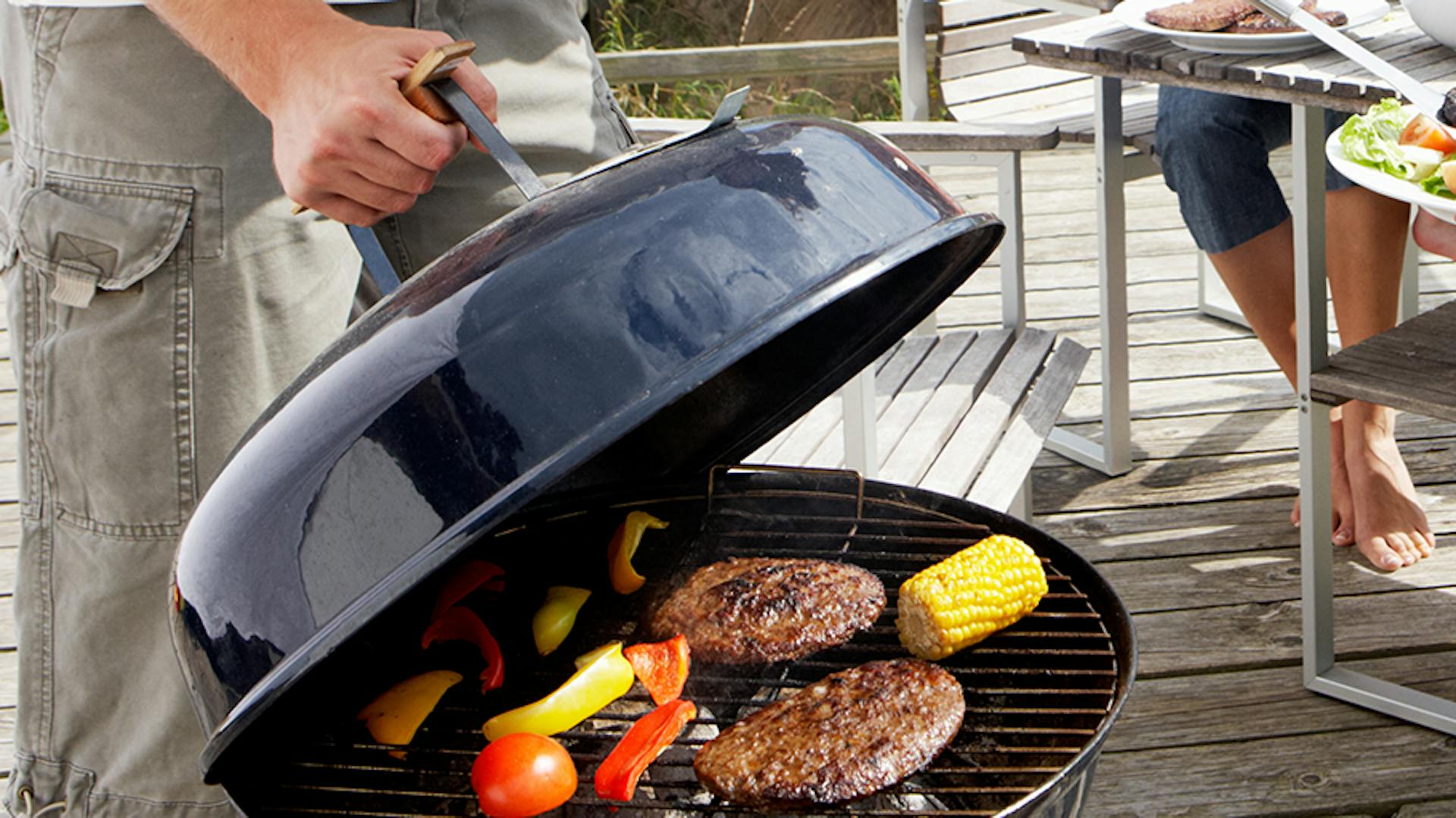 carne e verdure sulla griglia