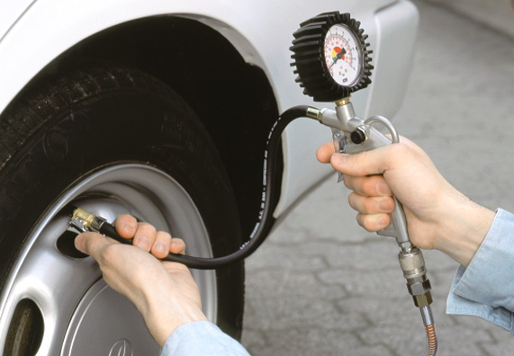 persona controlla pneumatici