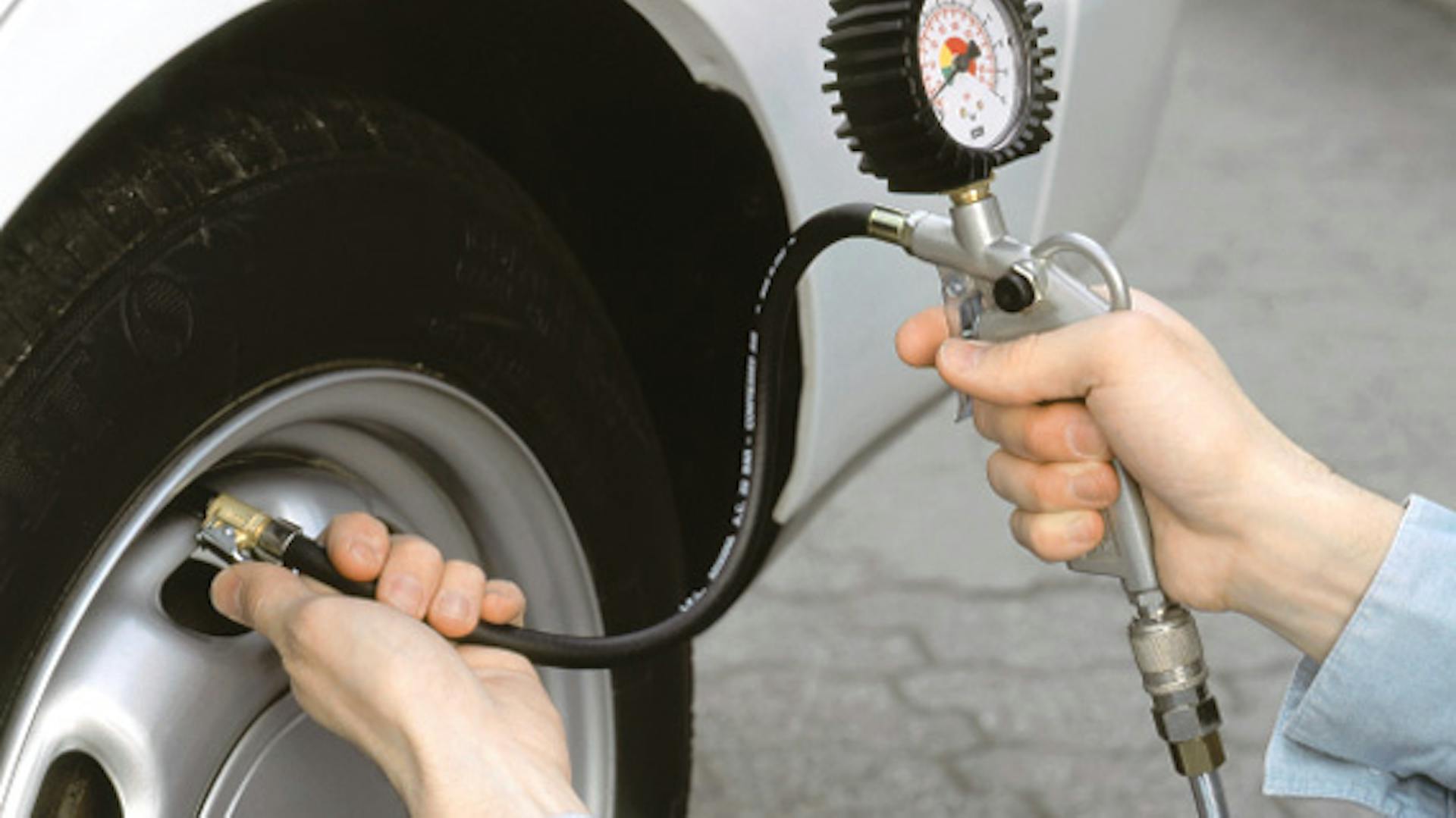 persona controlla pneumatici