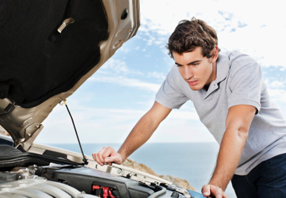 ragazzo controlla cofano