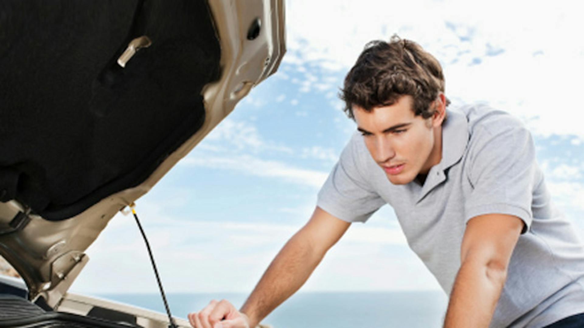 ragazzo controlla cofano