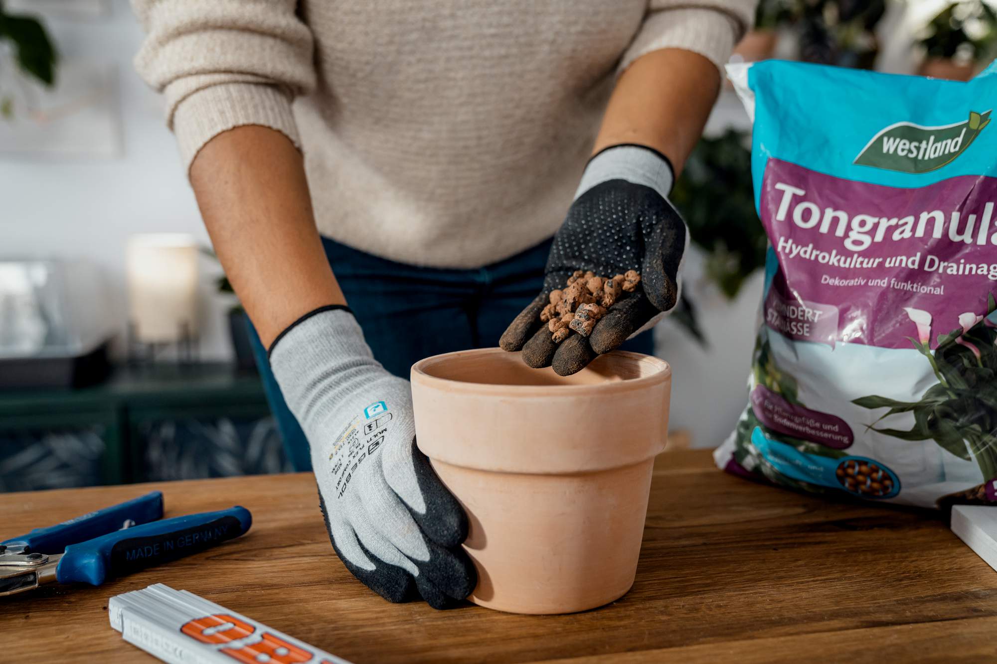 donna posiziona argilla nel vaso