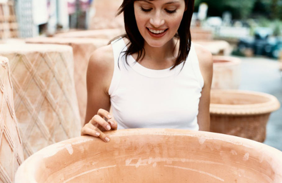 ragazza osserva vaso in terracotta