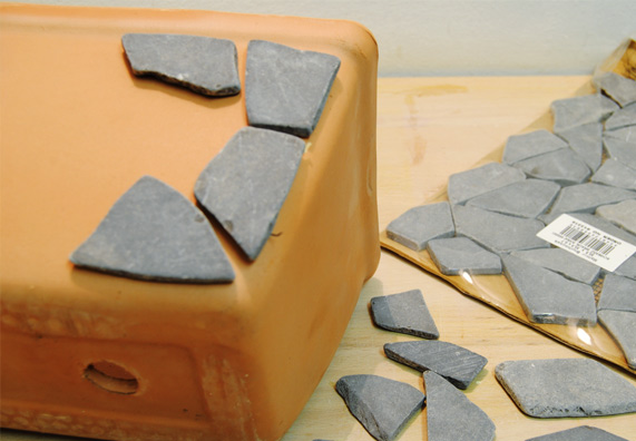 posizionamento pietre su vaso