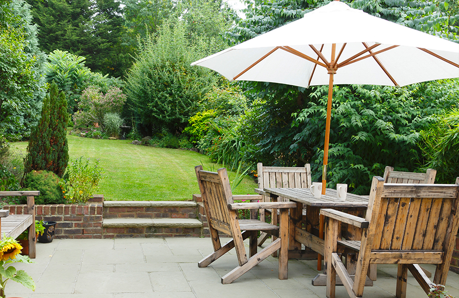salotto in giardino con ombrellone