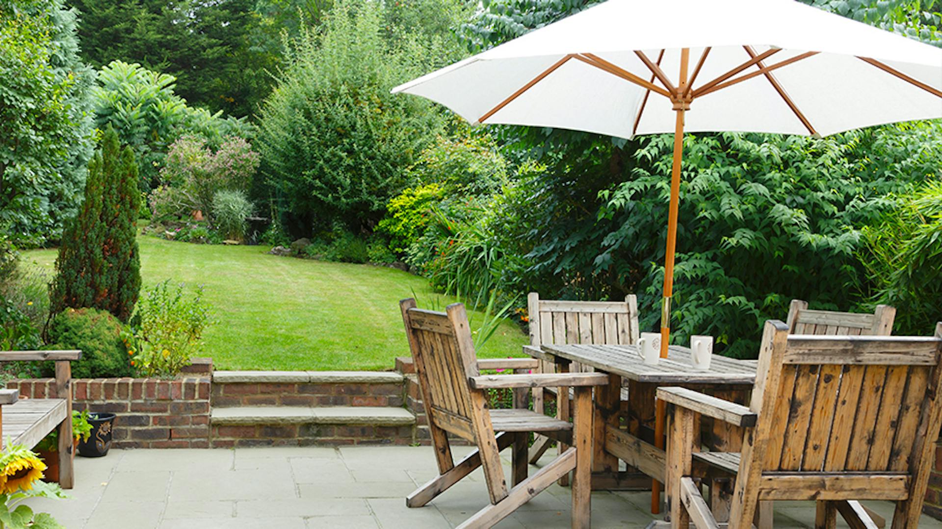 salotto in giardino con ombrellone