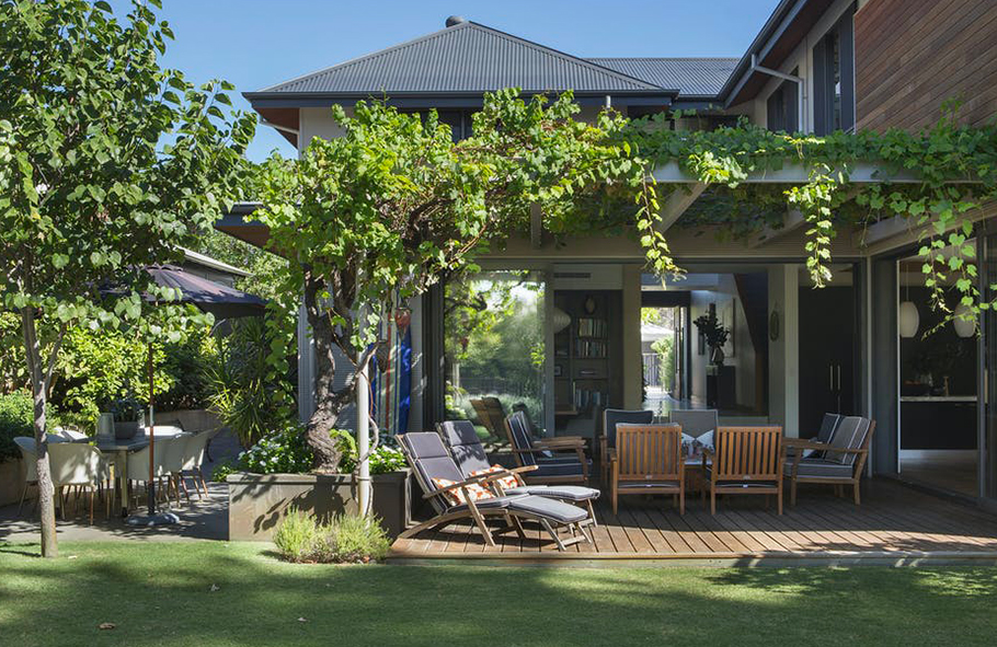 giardino esterno con zona salotto sotto pergola