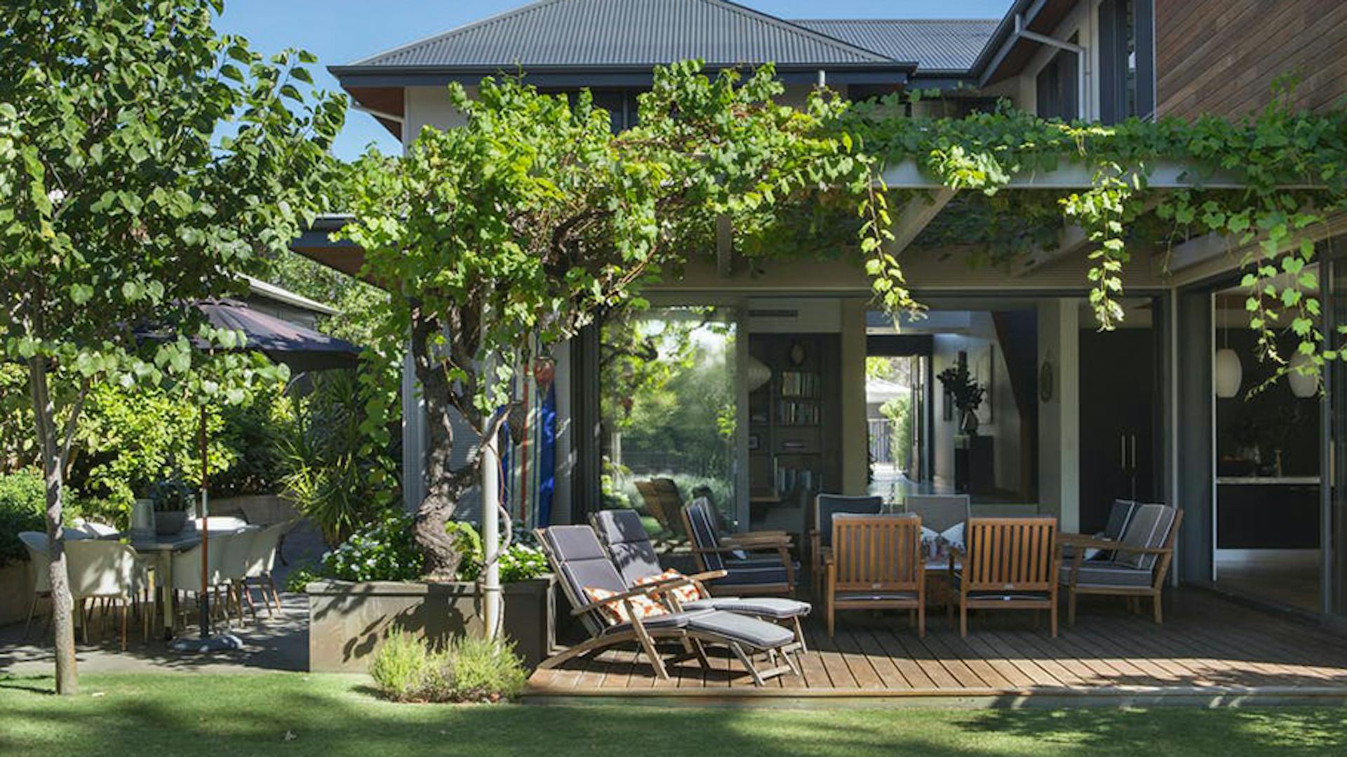 giardino esterno con zona salotto sotto pergola