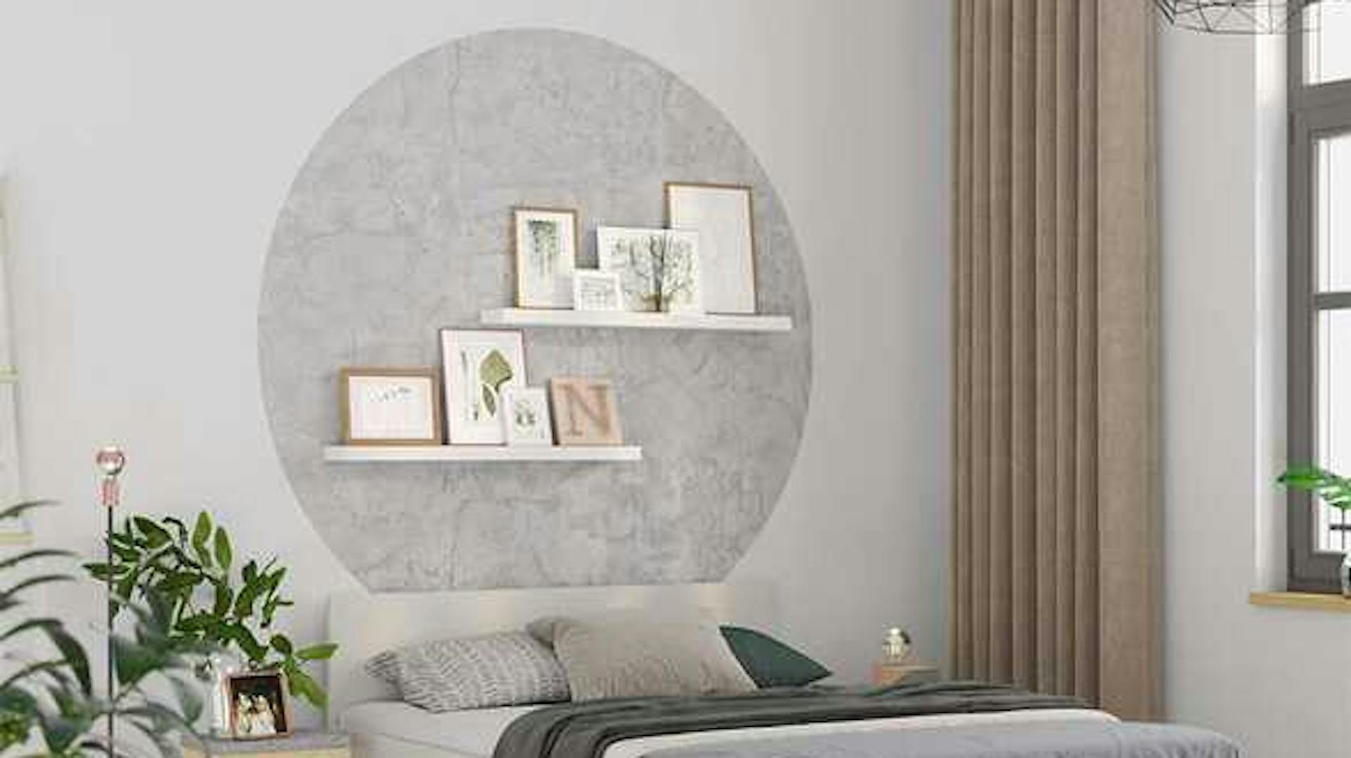 Ein Schlafzimmer mit Bett, über dem ein runder Kreis aus Vliestapete an die Wand geklebt wurde.