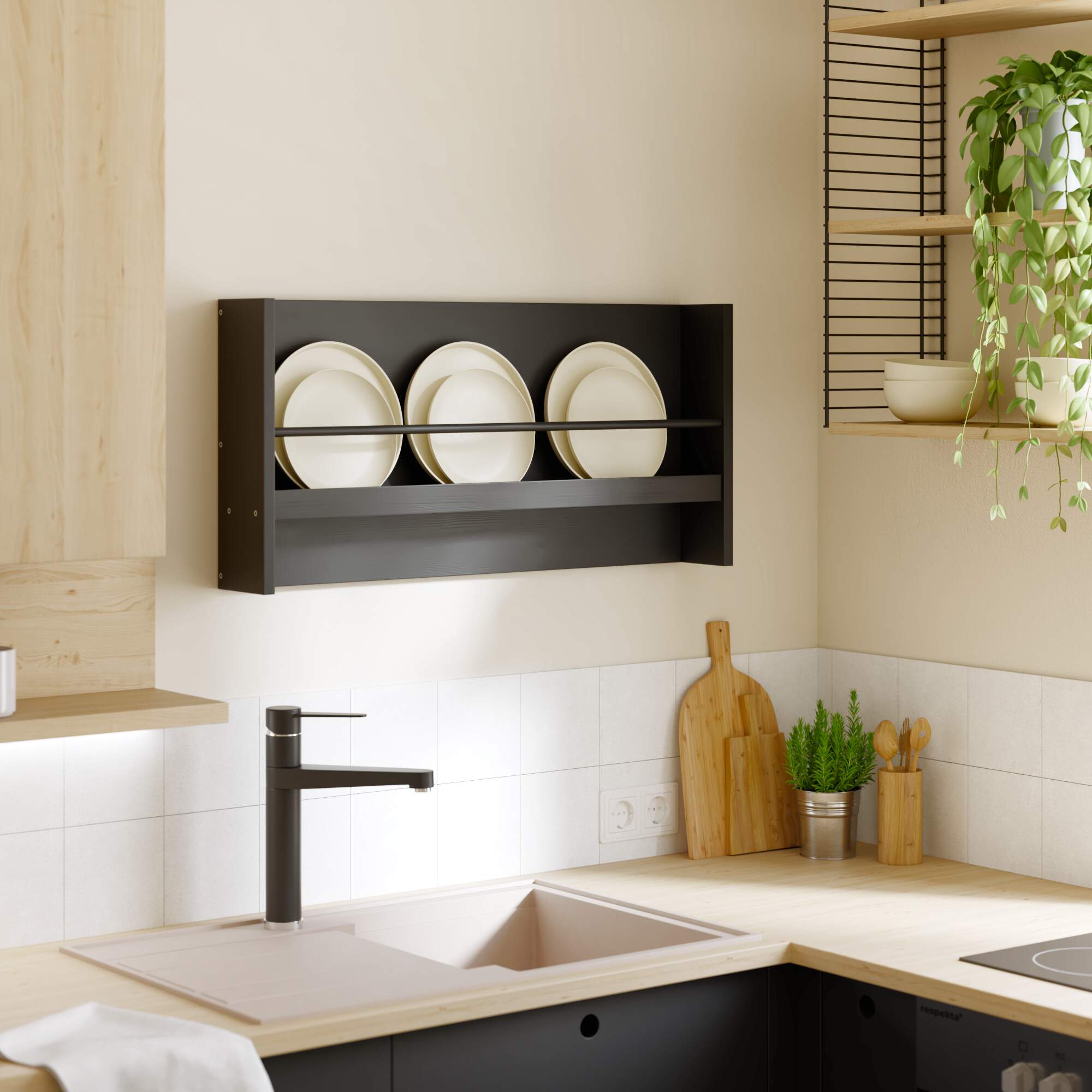 Schwarzes Tellerregal an weißer Küchenwand