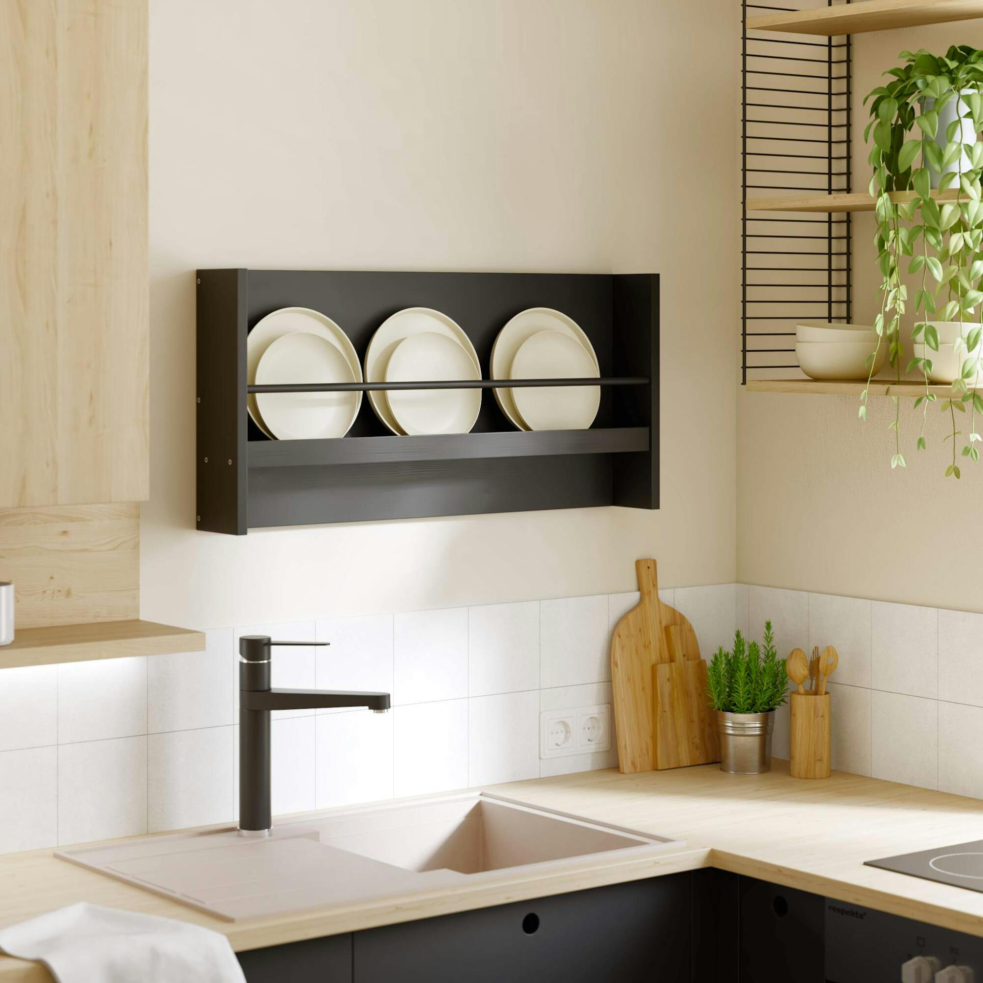Schwarzes Tellerregal an weißer Küchenwand