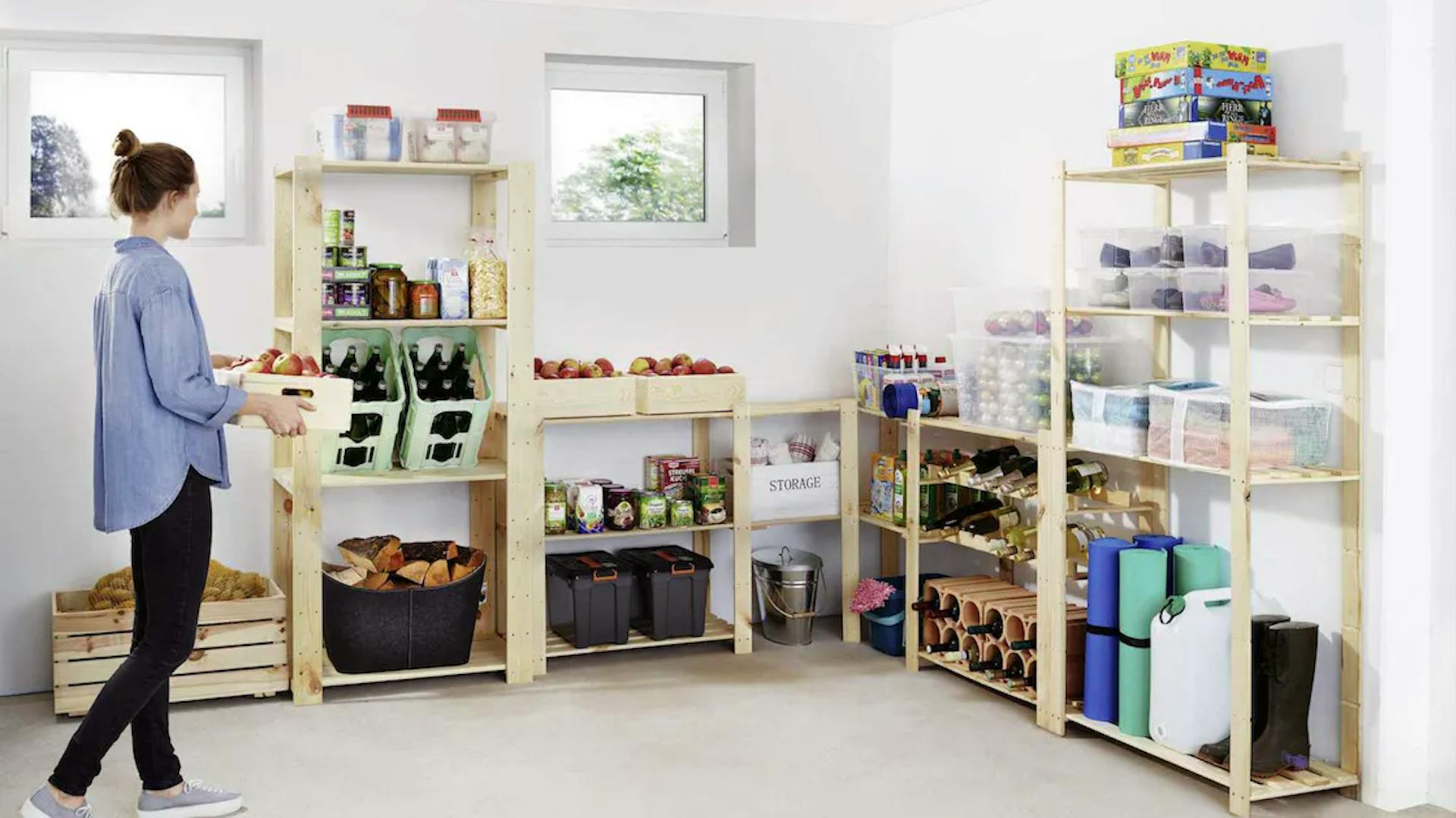 Keller mit Regalen zur Aufbewahrung von Lebensmitteln und Utensilien