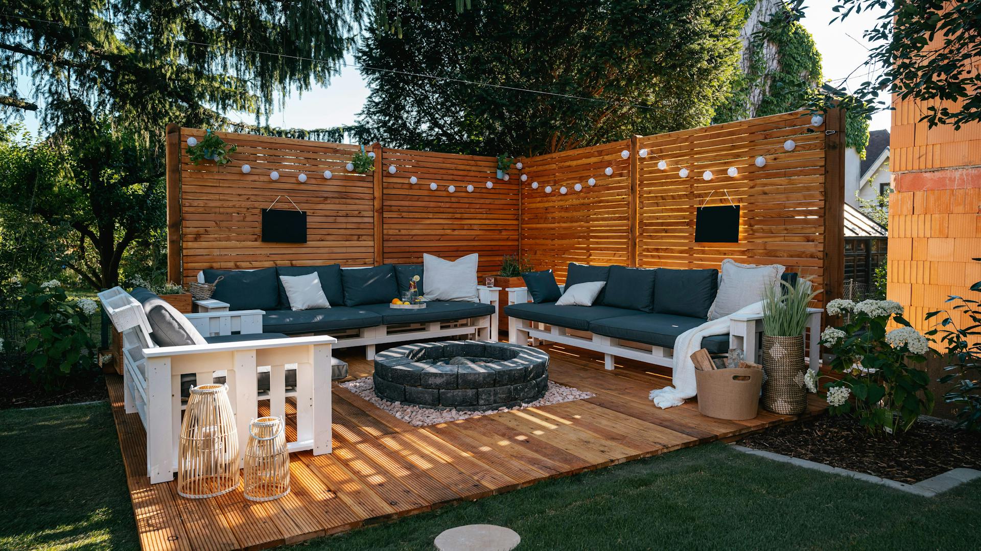 Gemütliche Sitzecke mit Sichtschutzzaun und Beleuchtung