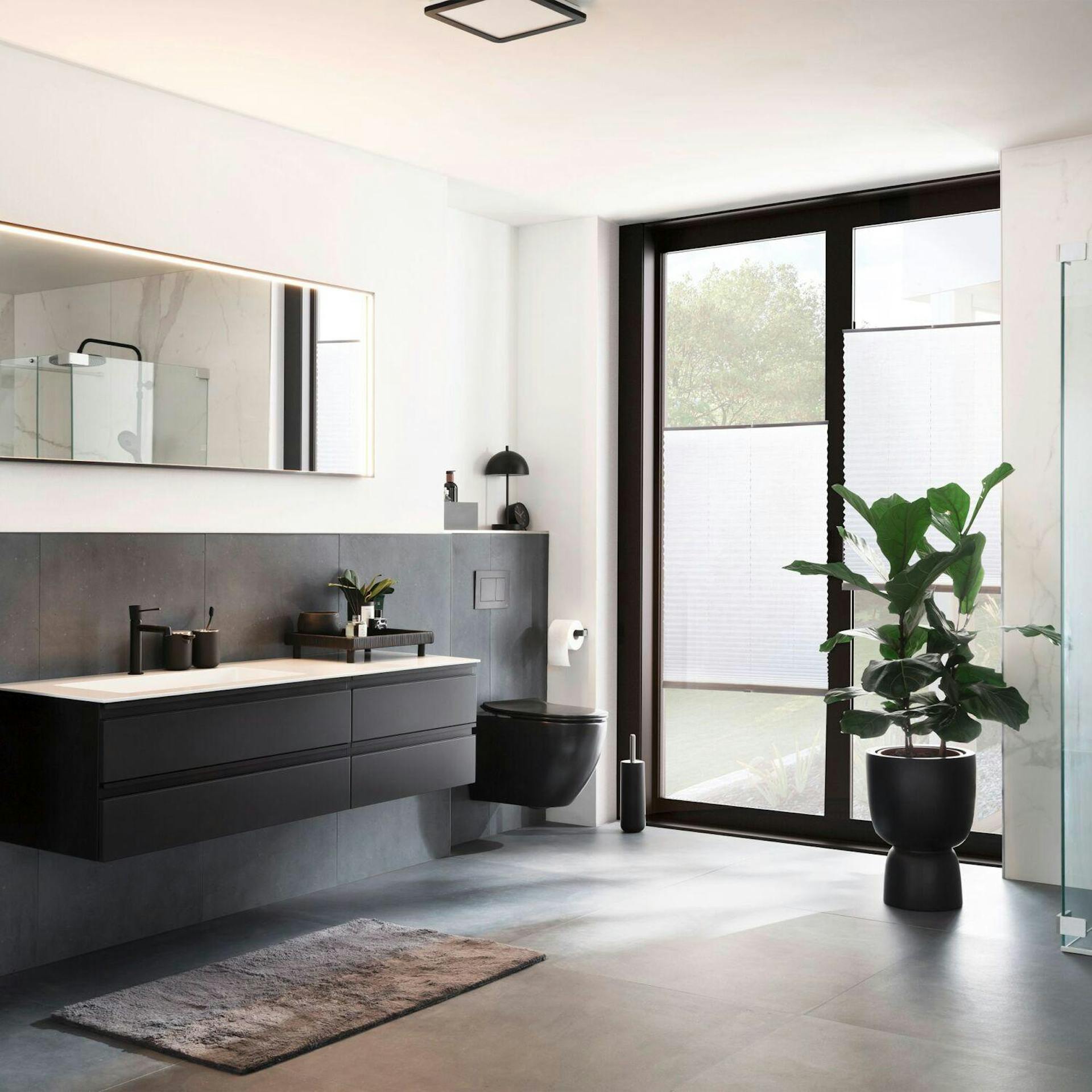 Schwarze Dusche mit Hocker daneben