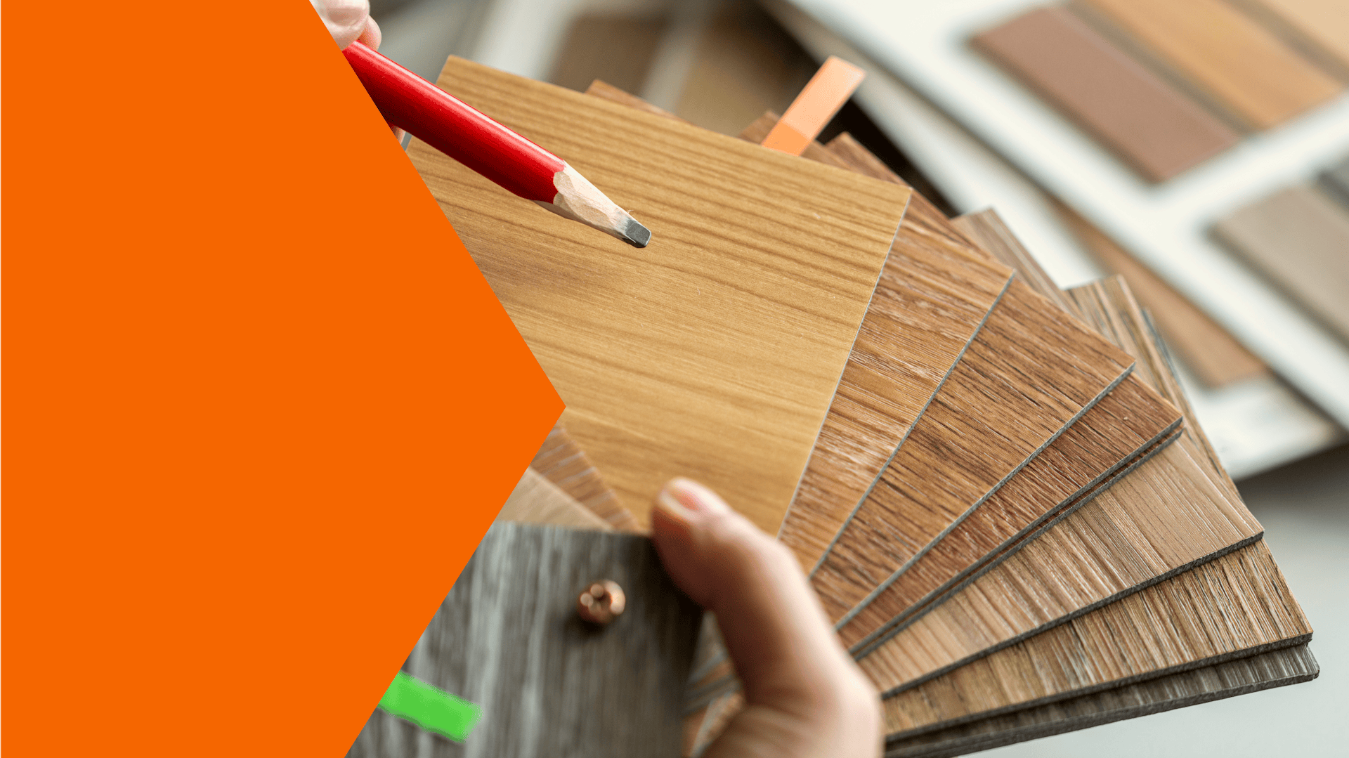 Angebot und Frau die telefoniert