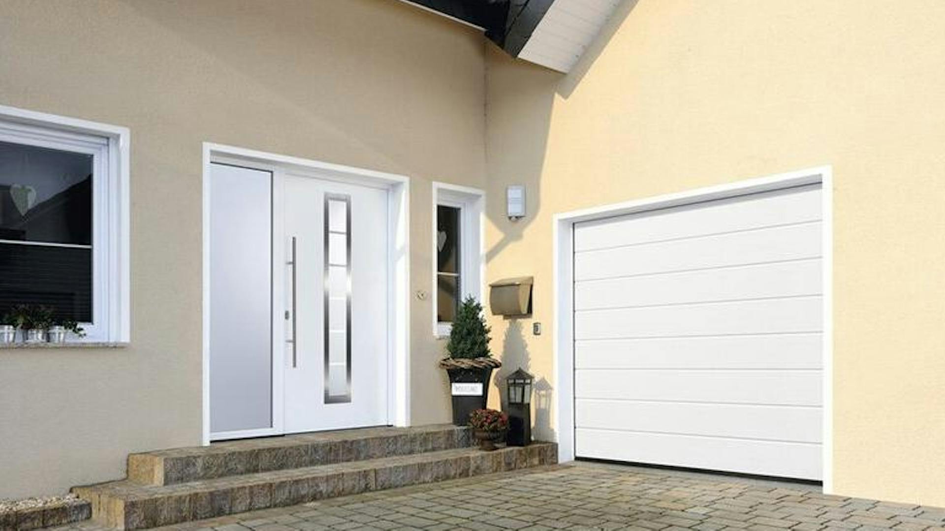 Wohnhaus mit angrenzender Garage mit Sektionaltor