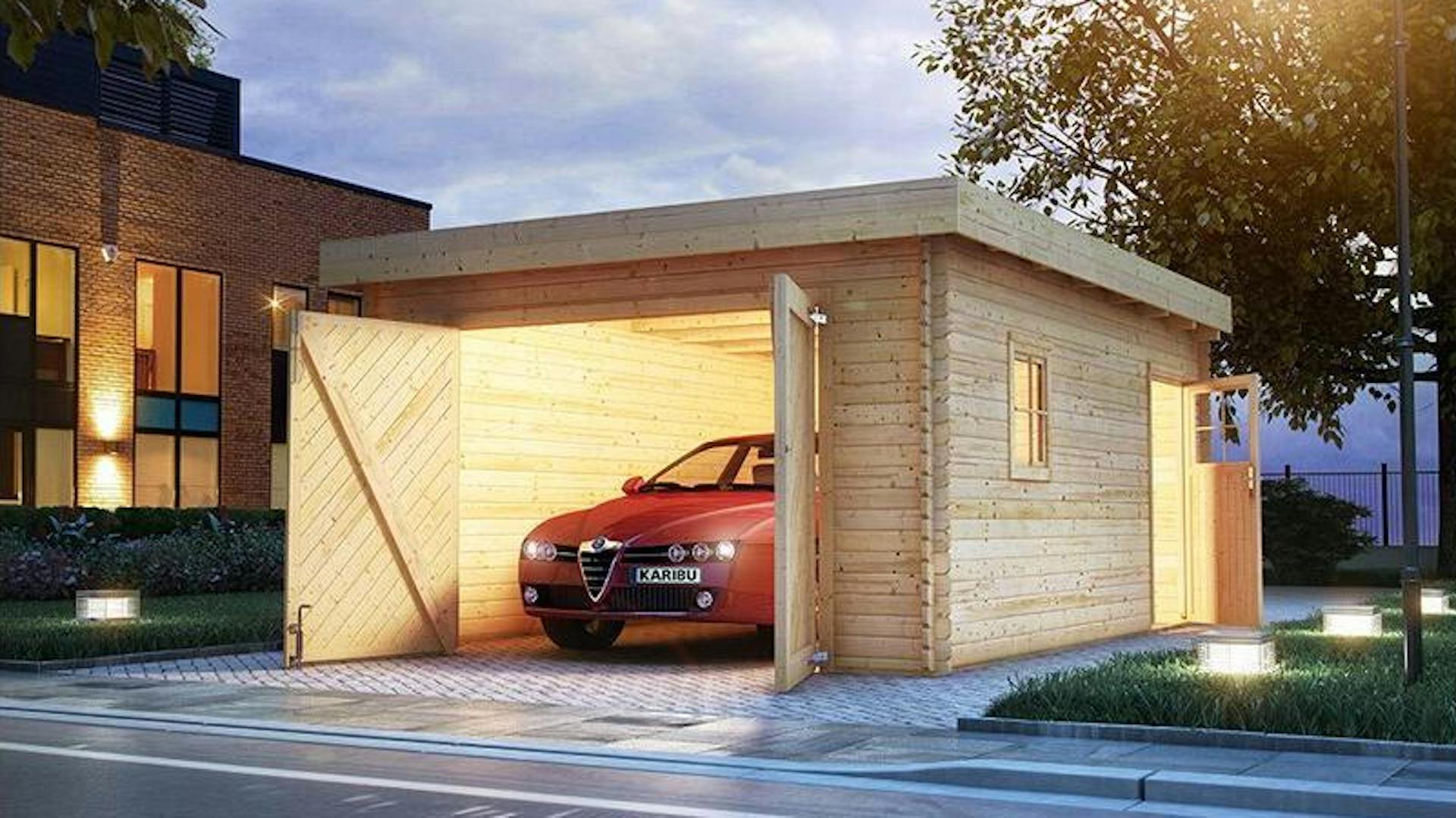 Garage aus Holz mit rotem Auto