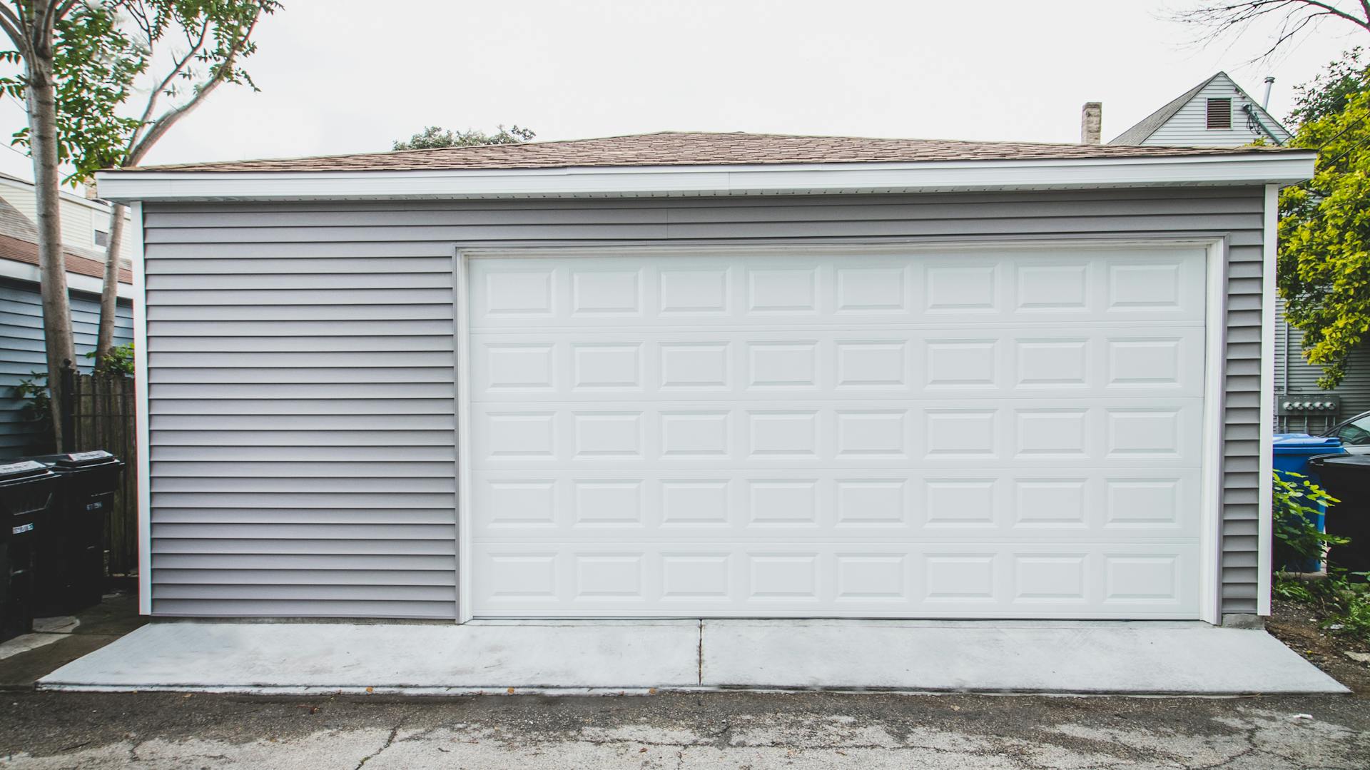 Graue Metallgarage mit weißem Tor