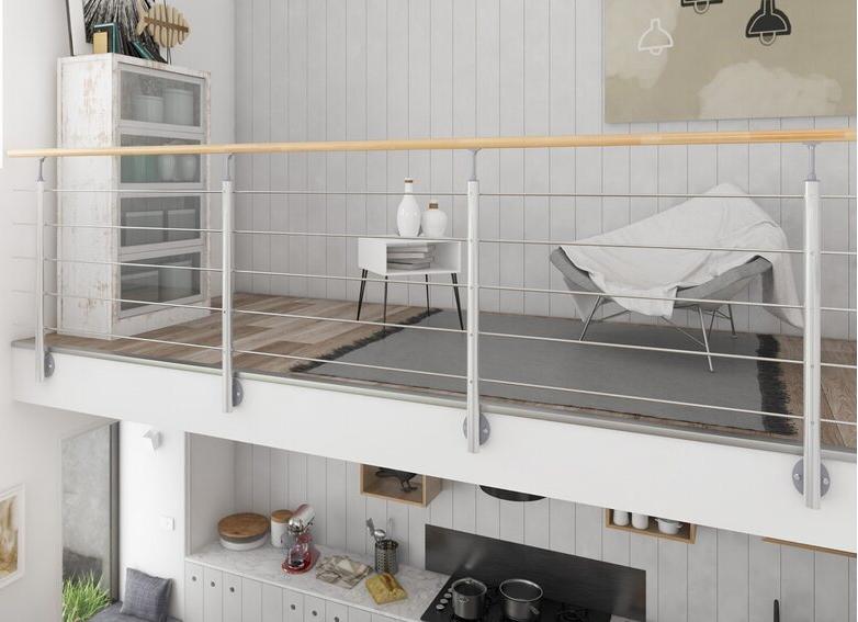 Geländer aus Metall mit Handlauf aus Holz