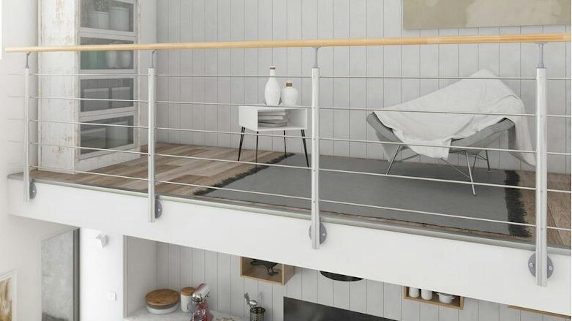 Geländer aus Metall mit Handlauf aus Holz