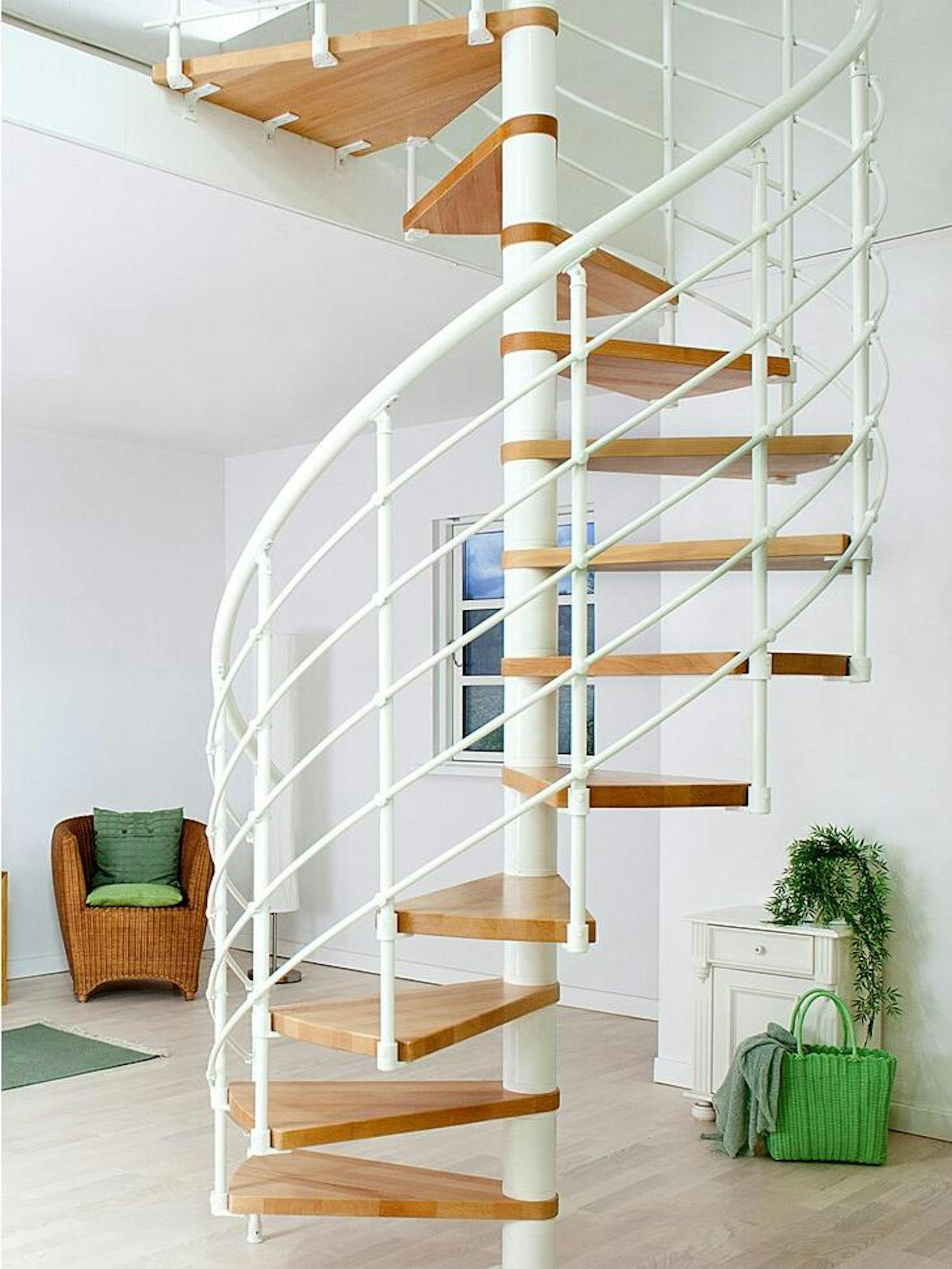 Spindeltreppe / Wendeltreppe aus Holz mit weißem Geländer