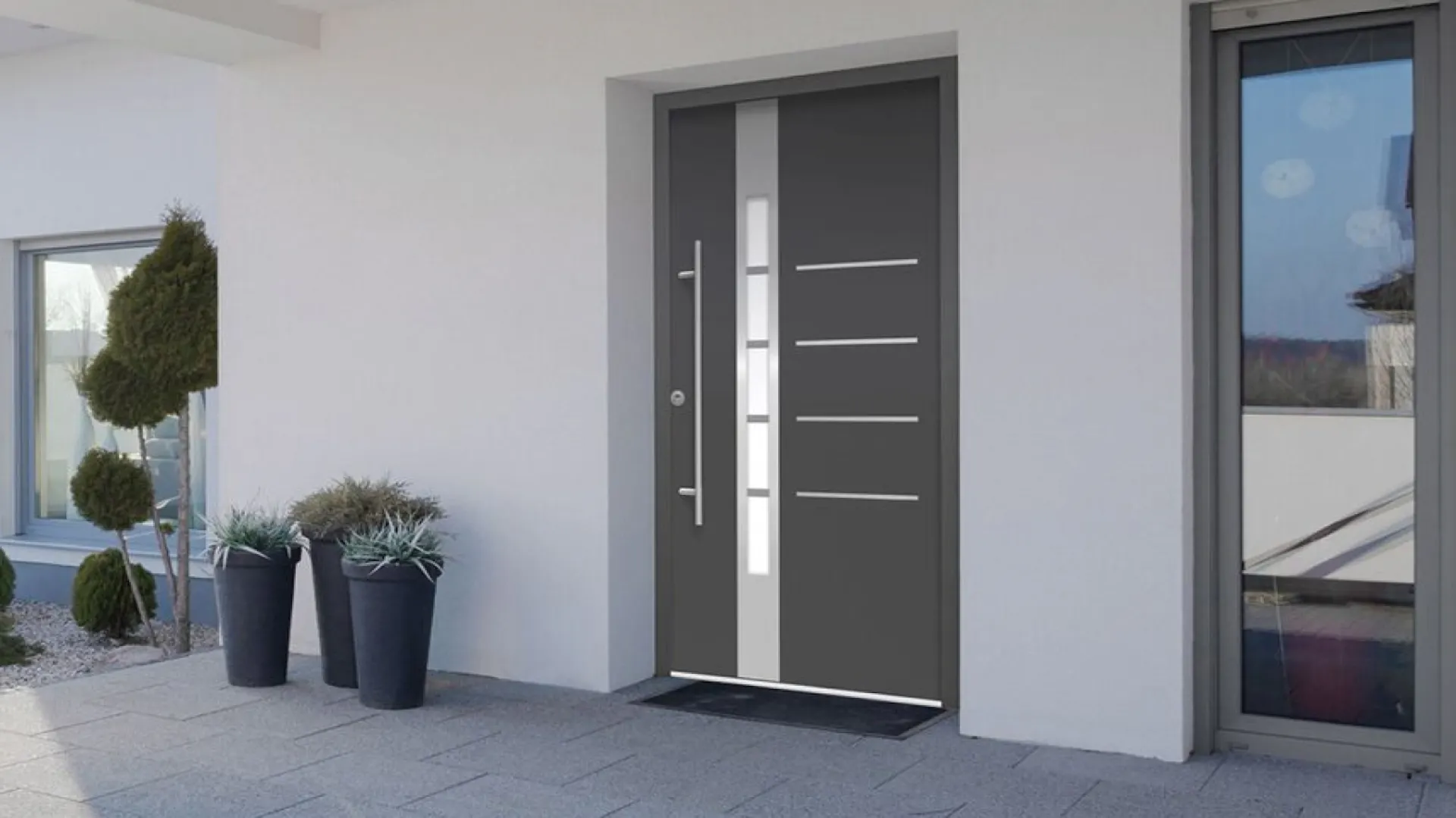 Moderne graue Haustür mit Glaseinsatz