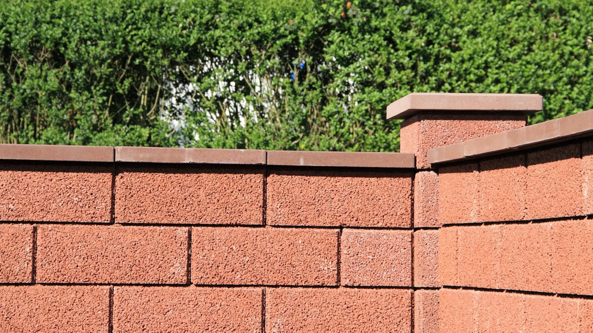 Gartenmauer mit strukturierter Oberfläche