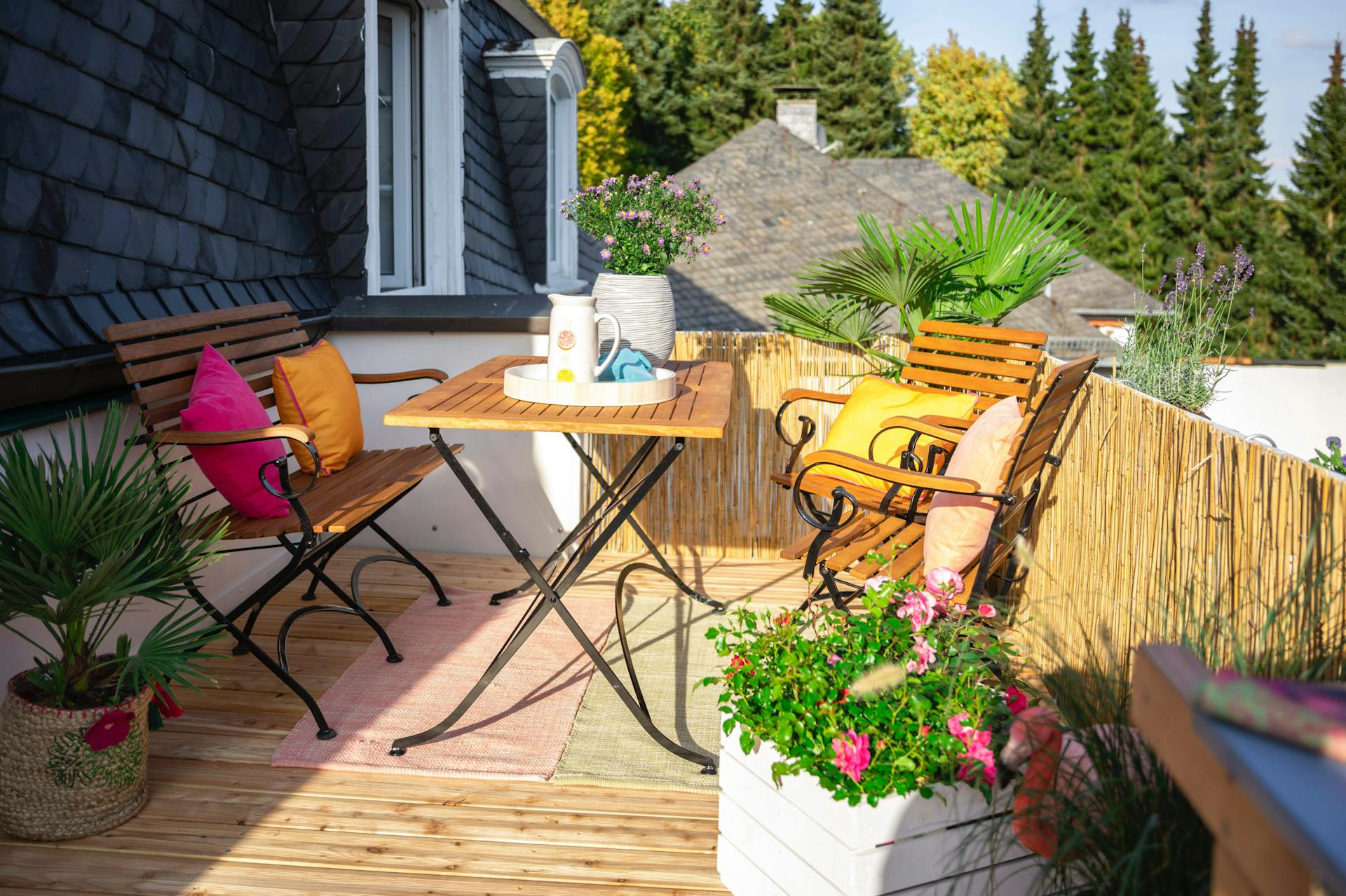 Hochbeet aus Holz bepflanzt mit Kräutern und Gemüse