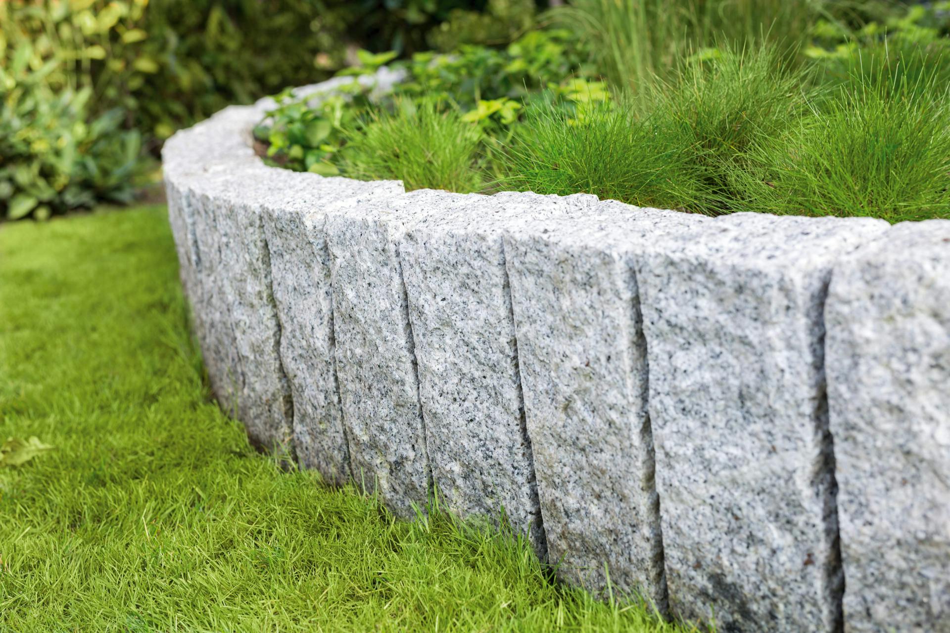 Beeteinfassung aus Granitsteinen