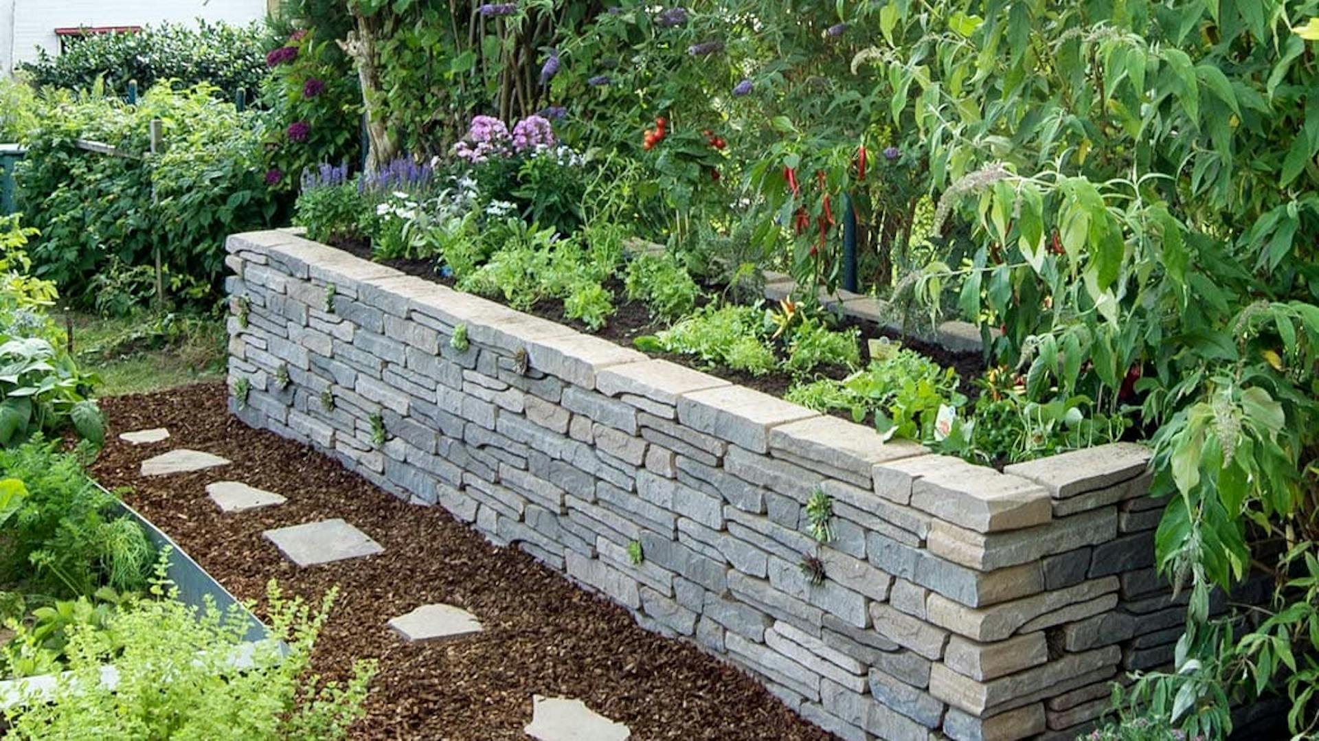 Kundenprojekt Hochbeet aus Sandstein bepflanzt mit Kräutern und Gemüse