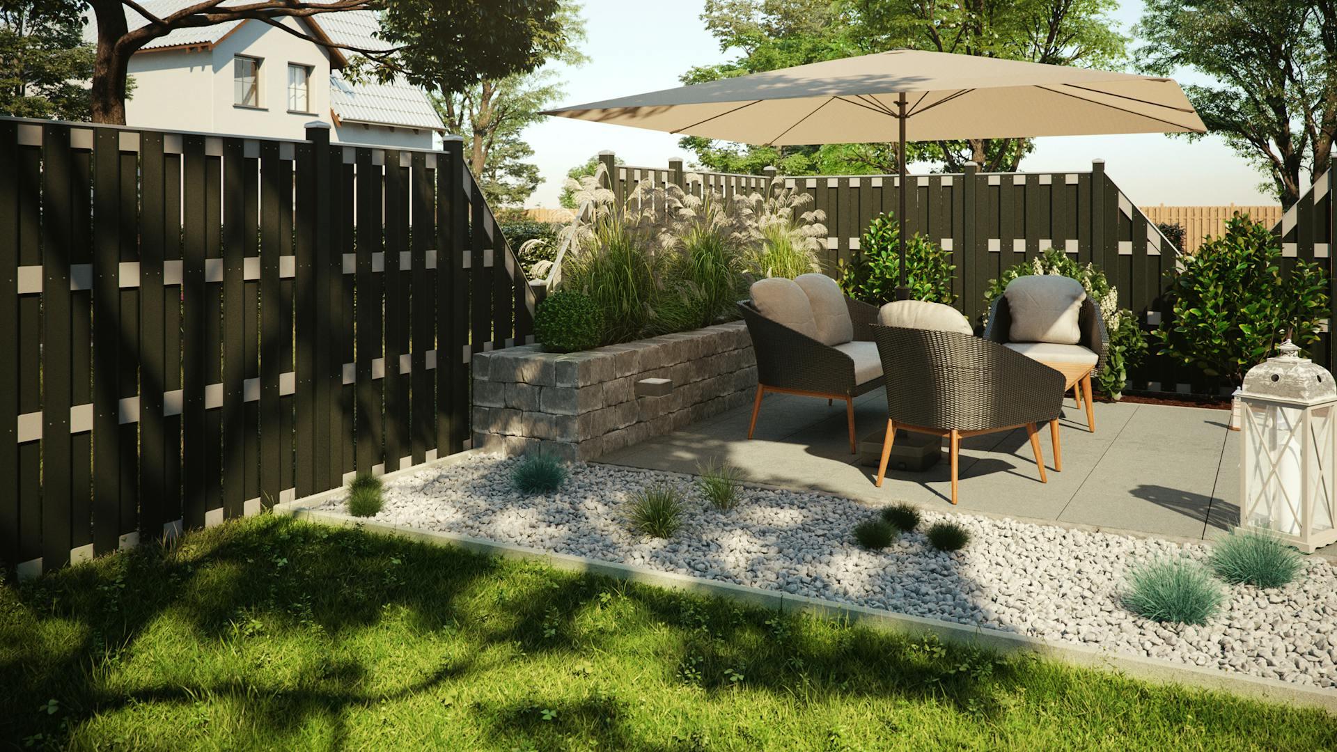 Sitzplatz im Garten mit Sonnenschirm und Sichtschutzzaun