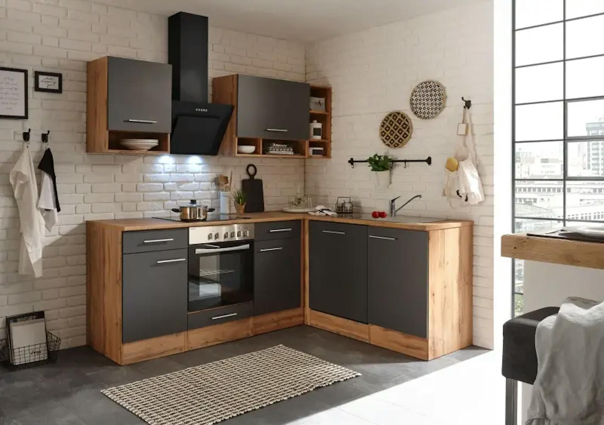 Küchenzeile in Holz mit Elektrogeräten