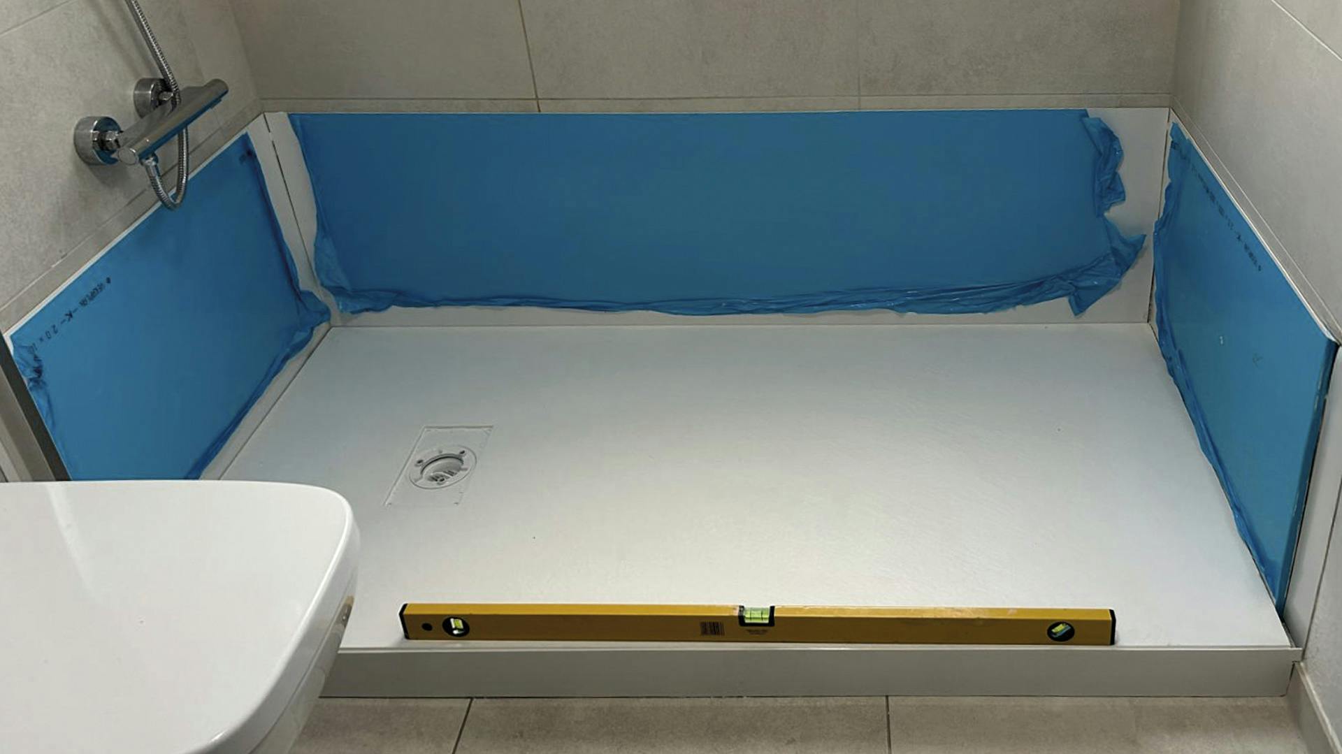 Einbau der neuen Duschwanne