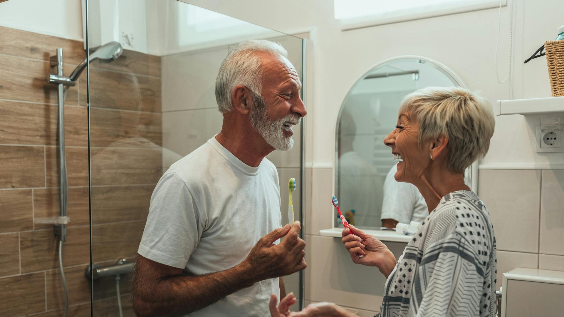 älteres ehepaar im bad